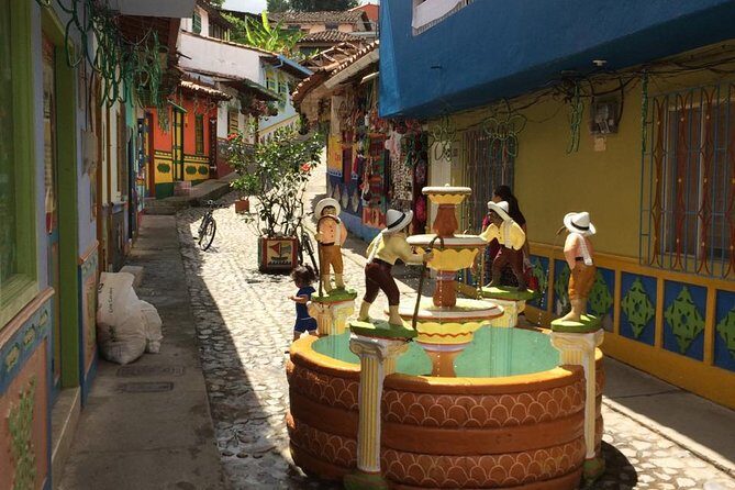 Private Guatape tour - A Deep Dive into the Guatapé Experience