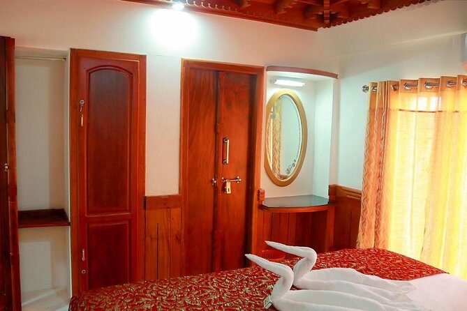 Private Kerala Backwaters Houseboat Cruise with Lunch from Kochi - Key Points