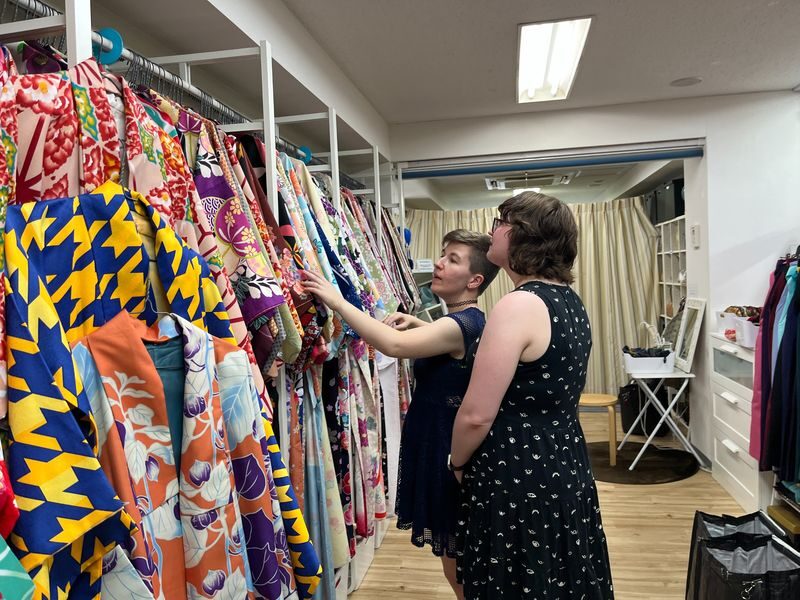 Private Kimono & Photo Tour in Asakusa with English Guide - Asakusa in a kimono, with a guide to do the picture-taking