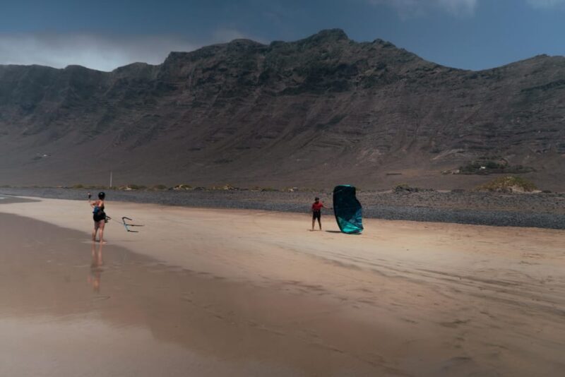 PRIVATE KITESURF LESSONS - PRIVATE KITESURF LESSONS IN THE CANARY ISLANDS: A BALANCED AND AUTHENTIC ADVENTURE