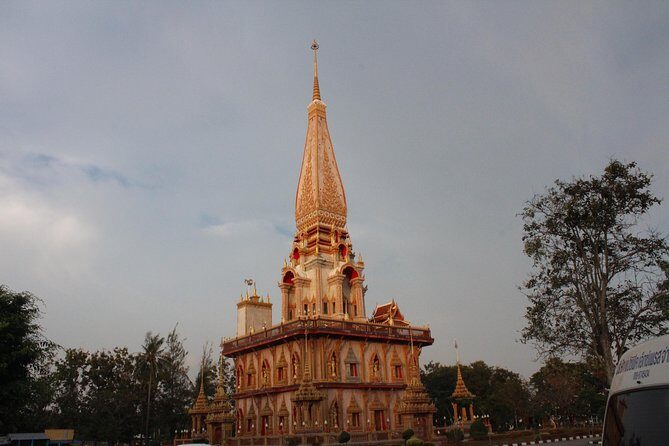 Private local city tour with english speaking driver - Key Points