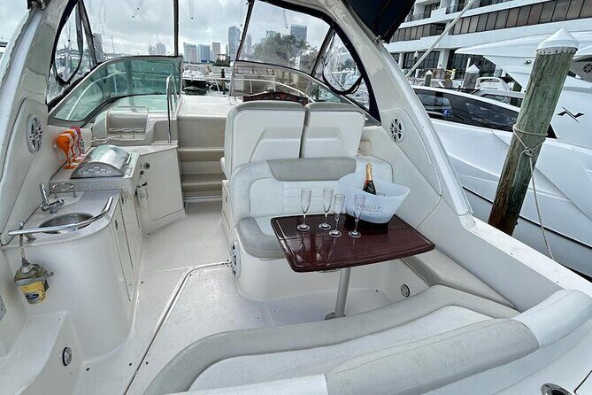 Private Luxury Yacht in Miami - Experience the Ultimate Miami Yacht Tour: A Blend of Luxury and Adventure