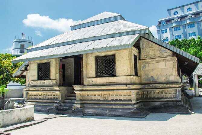 Private Male City Walking Tour with optional Vilimale tour - Key Points