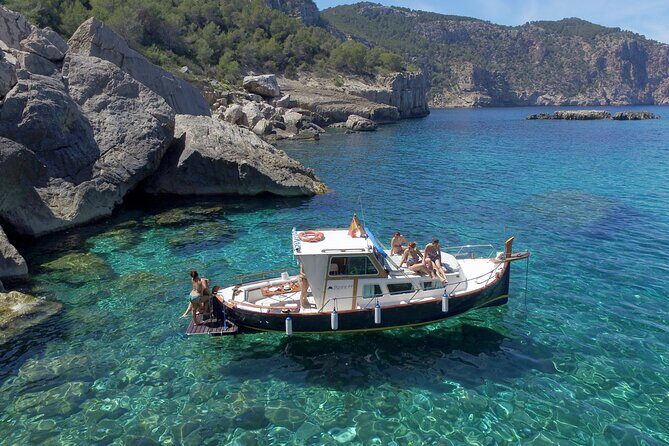 Private Mediterranean classic boat with Paddle boards+Snorkelling - Key Points