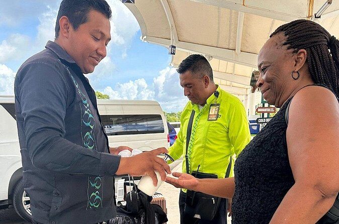 Private Minivan Departures from Hotels to Cancun Airport - A Closer Look at Cancuns Private Minivan Transfer