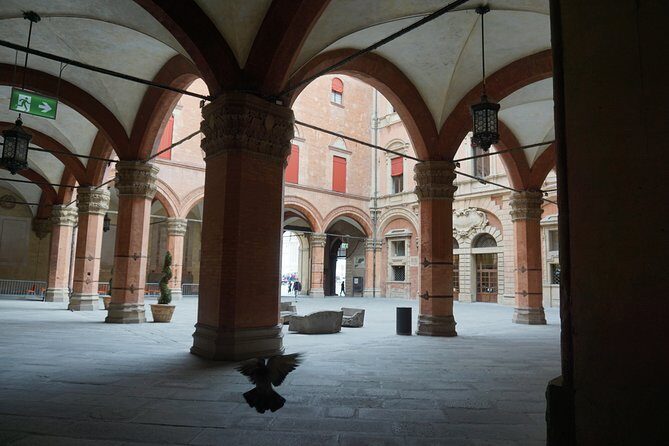 Private or semi-private tour of the historic center of Bologna - The Basilica of San Petronio