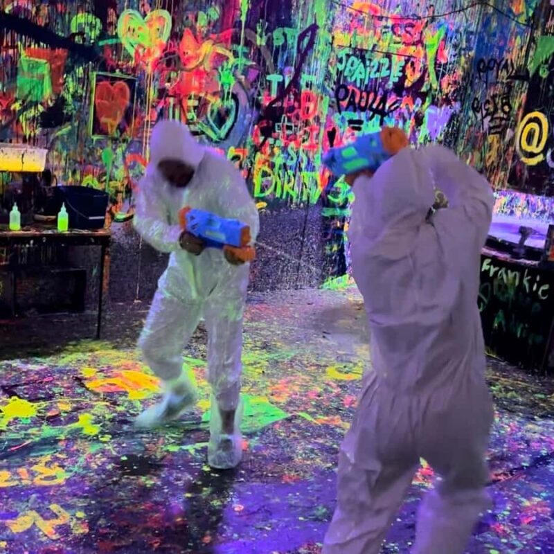 Private Paint Therapy Experience in NY (Neon Light) - Key Points