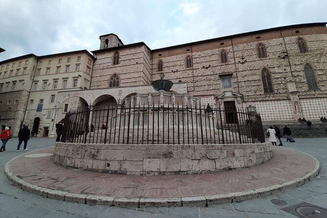 Private Perugia Walking Tour with official guide - The Fontana Maggiore