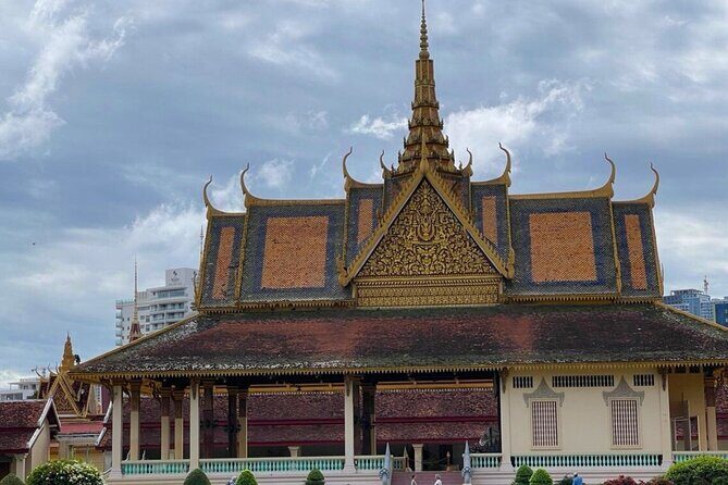 Private Phnom Penh Tour: Royal Palace & Killing Fields - Wat Ounalom and Central Market: Culture and Commerce