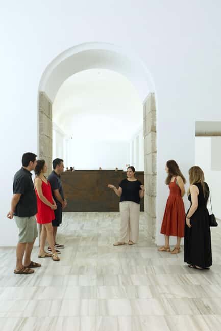 Private Reina Sofía Tour with Pickup & Drinks on a Terrace - FAQ