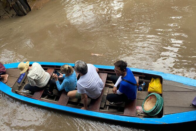 Private Saigon Ultimate Street Food and Sightseeing By Motorbike - The First Stop: Le Van Tam Park and the Gi Khô Bò Snack