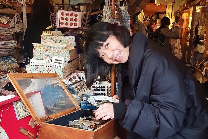 Private shopping tour at the Paris Antique Flea Market - An In-Depth Look at the Private Flea Market Tour