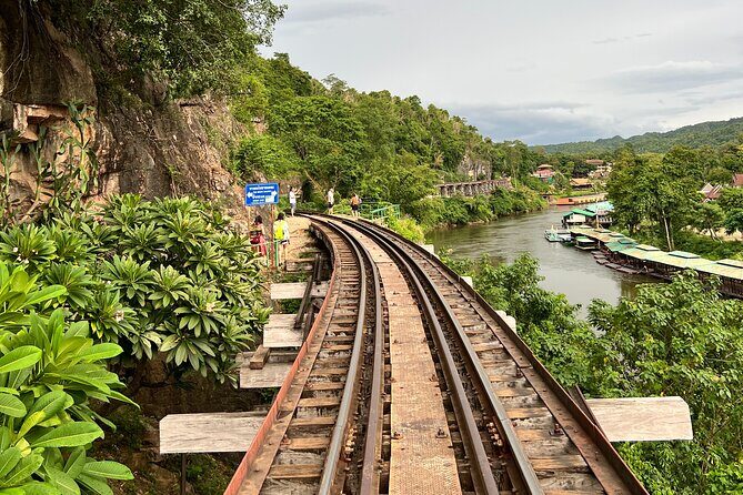 Private to Kanchanaburi via MaeKlong Train Market&Floating market - Lunch and Rest: Savor Traditional Thai Cuisine