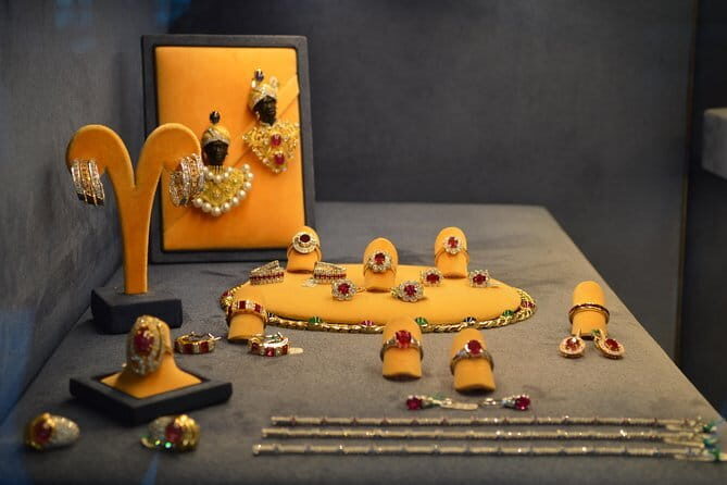 Private Tour Around Local Handcrafts - Key Points
