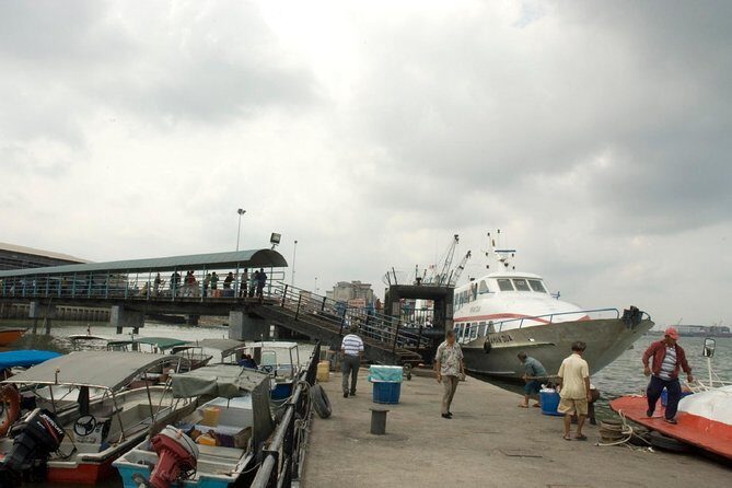 Private Tour: Crab Island Sightseeing Boat Ride and Seafood Lunch - Key Points