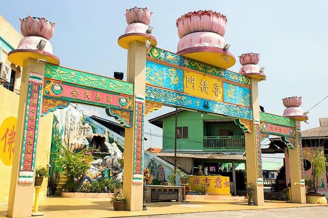 Private Tour: Crab Island Sightseeing Boat Ride and Seafood Lunch - In-Depth Review of the Crab Island and Kuala Lumpur Tour