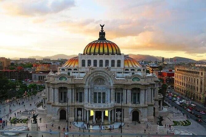 PRIVATE Tour Downtown & Anthropology Museum & Chapultepec Castle - Exploring Mexico City with a Private Guide