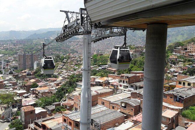 Private Tour in Comuna 13 + Exotic Fruit Tasting & Cable Car Ride - A Closer Look at the Tour Itinerary