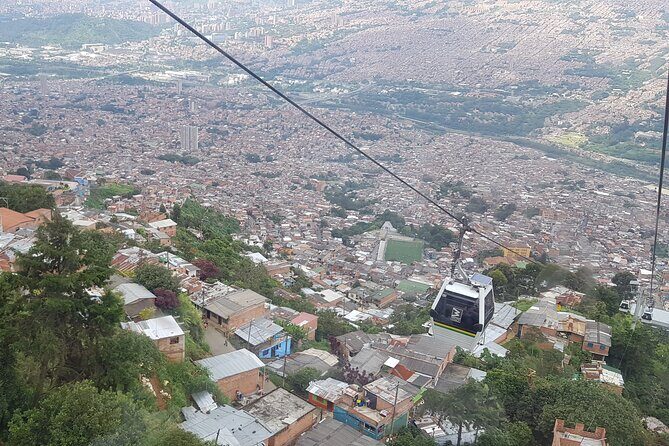 Private Tour in Comuna 13 with cable car (culture, street art and graffiti) - A Deep Dive into the Comuna 13 Private Tour