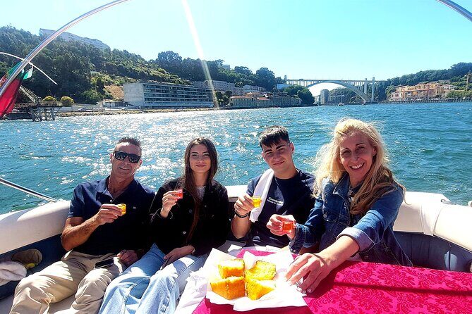 Private Tour in Douro, with tasting,on a Yacht for up to 5 People - A Unique Perspective on Porto’s Douro River