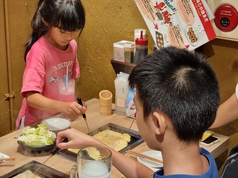 (Private Tour) Kuromon Market & Takoyaki Making Class in Osaka - A short pause around Hozanji Yokocho