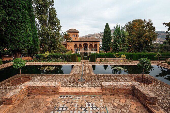 Private Tour of La Alhambra de Granada (includes tickets) - Key Points