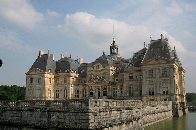 Private tour of the Great Christmas of Vaux le Vicomte and Fontainebleau - An In-Depth Look at the Tour Experience