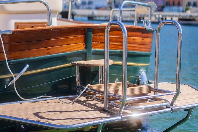 Private tour of the island of Ischia on a Fratelli Aprea gozzo - FAQ