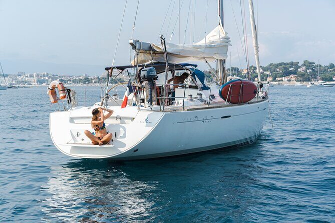 Private tour on a sailboat with apéritif at sunset on Antibes - Key Points