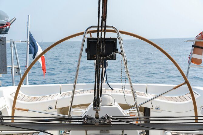 Private tour on a sailboat with apéritif at sunset on Antibes - Authenticity and Value
