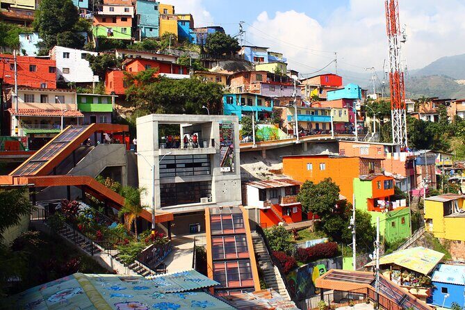 Private Tour to Explore Comuna 13 with transportation - Key Points