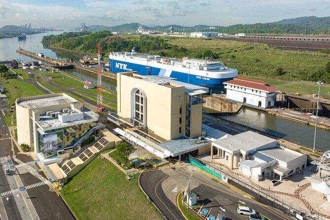 Private Tour to Panama Canal Locks Miraflores - Experience the Panama Canal Locks Miraflores: An Unmissable Adventure