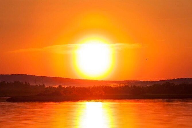 Private Traditional Lakeside Sauna with Midnight Sun - Key Points
