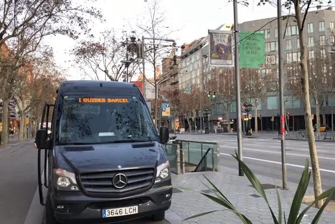 Private Transfer from Barcelona City to the Airport for a group up to 15 people - A Close Look at the Experience