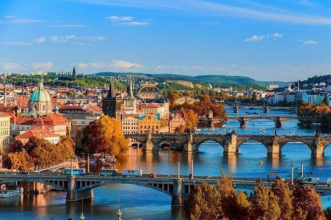 Private Transfer from Berlin to Prague with 2h of Sightseeing - Key Points