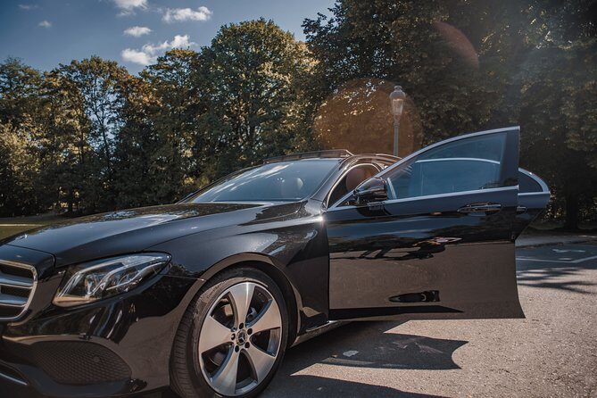 Private transfer from BRU Airport to Bruges with luxury limousine 3 pax - Seamless Luxury: Private Transfer from Brussels Airport to Bruges in a Luxury Limousine