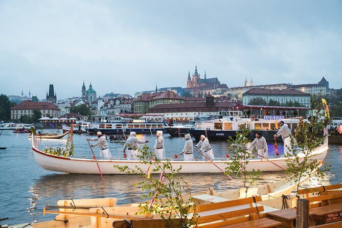 Private Transfer from Vilshofen to Prague with stop in .Krumlov or Hluboká - A Practical, Enjoyable Ride from Vilshofen to Prague with a Stop in Český Krumlov or Hluboká