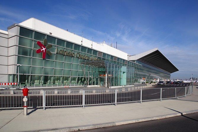 Private transfer with pick-up from Chopin Airport WAW to Warsaw city center - Quick Overview: A Smooth Start in Warsaw