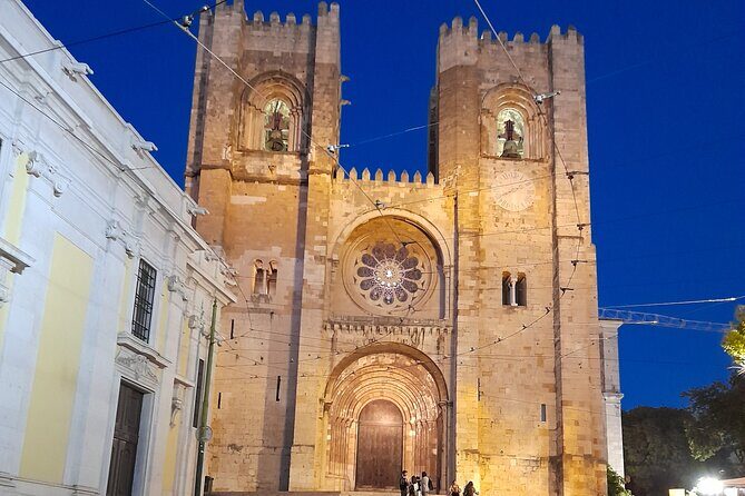 Private tuk tuk tour through the historic center of Lisbon - Key Points