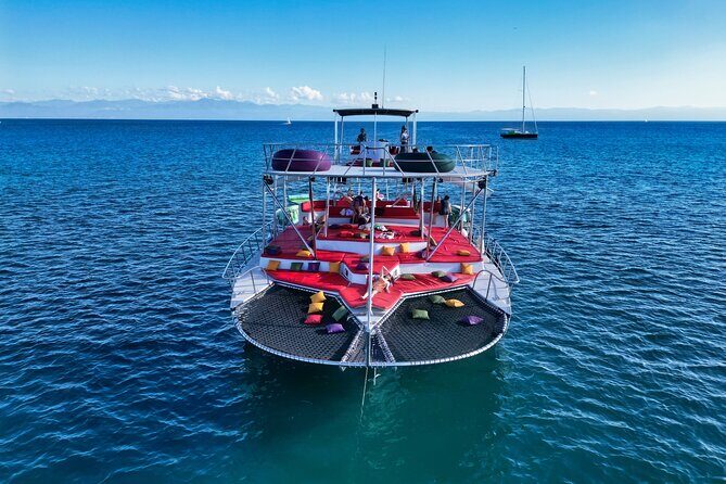 Private Yacht Charter on ChicaFun 1 Waterslides all inclusive - FAQs