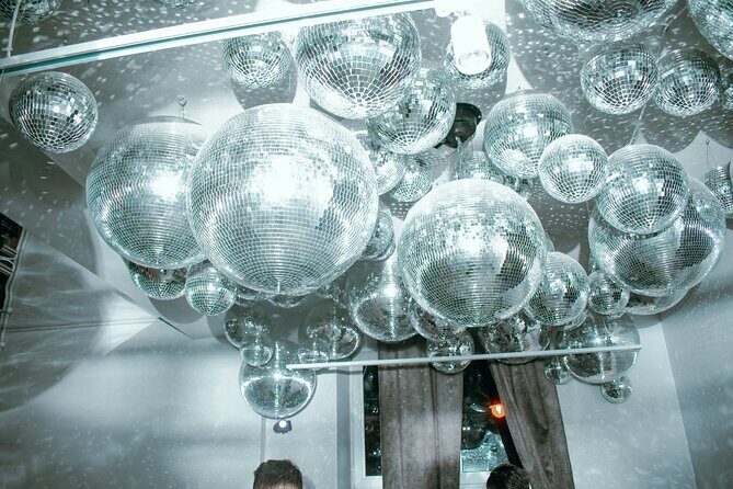 Pub Crawl + Unlimited Drinks + VIP entry + Drinking Games & Photographer - Navigating the Experience