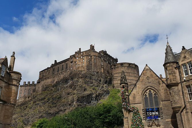 Public guided tour of Edinburgh at a minimum price - in French - Discover Edinburghs Charm with This Guided French Tour