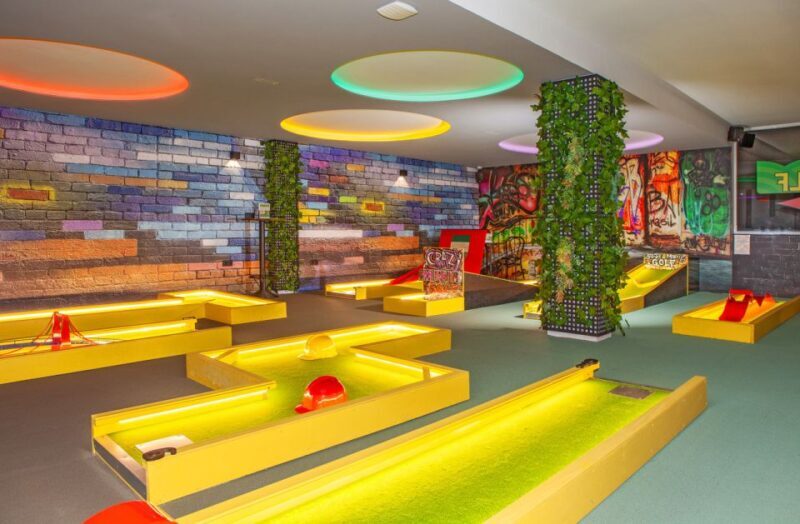 Puerto del Carmen: Indoor 18 hole Crazy Mini Golf Experience - Who Will Love This?