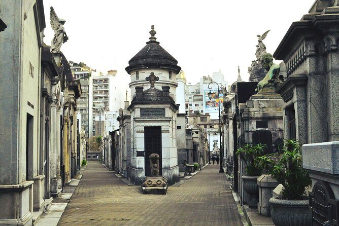 Recoleta Cemetery Tour in English - Key Points