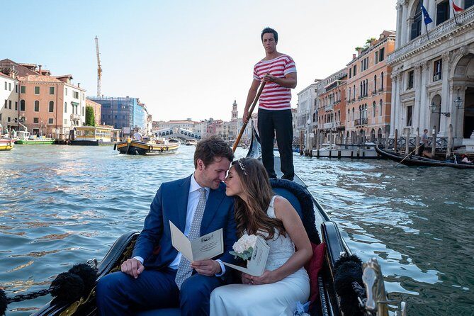 Renew your wedding vows on a romantic gondola - Key Points