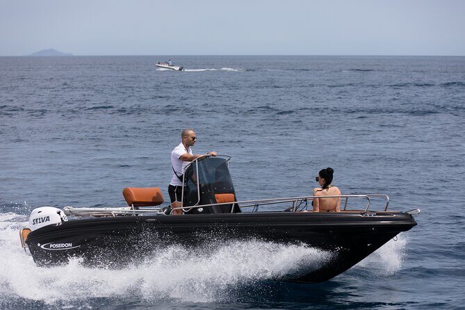 Rent a boat - An in-depth look at renting a boat in Santorini