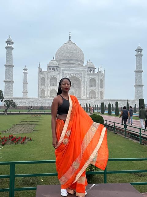 Rent a sari or kurta pajama for Taj Mahal visit & picture - Why We Think It Works