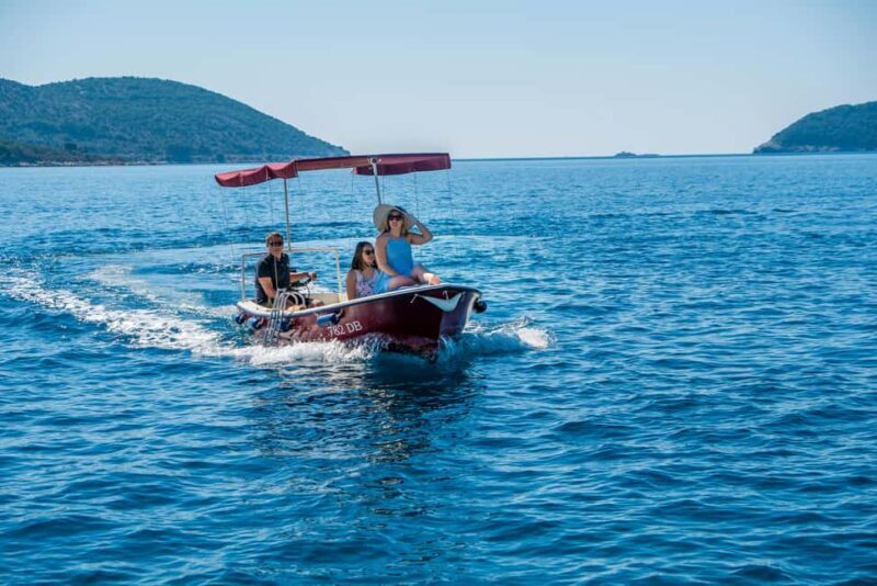 Rent a small boat without skipper - explore the islands - Key Points