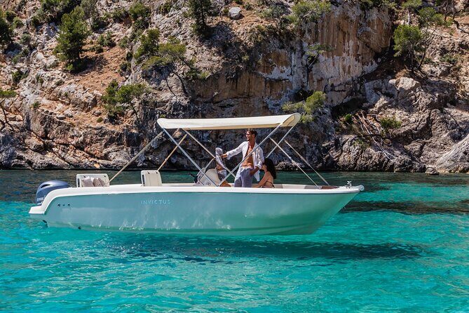 Rent Boat Invictus FX190 8 places independently for 4-Hour - Why Rent the Invictus FX190 in Tropea?