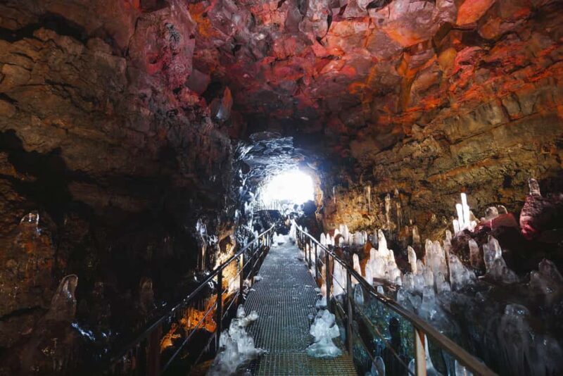 Reykjavik: Evening Lava Tunnel and Northern Lights Hunt - Reykjavik: Evening Lava Tunnel and Northern Lights Hunt